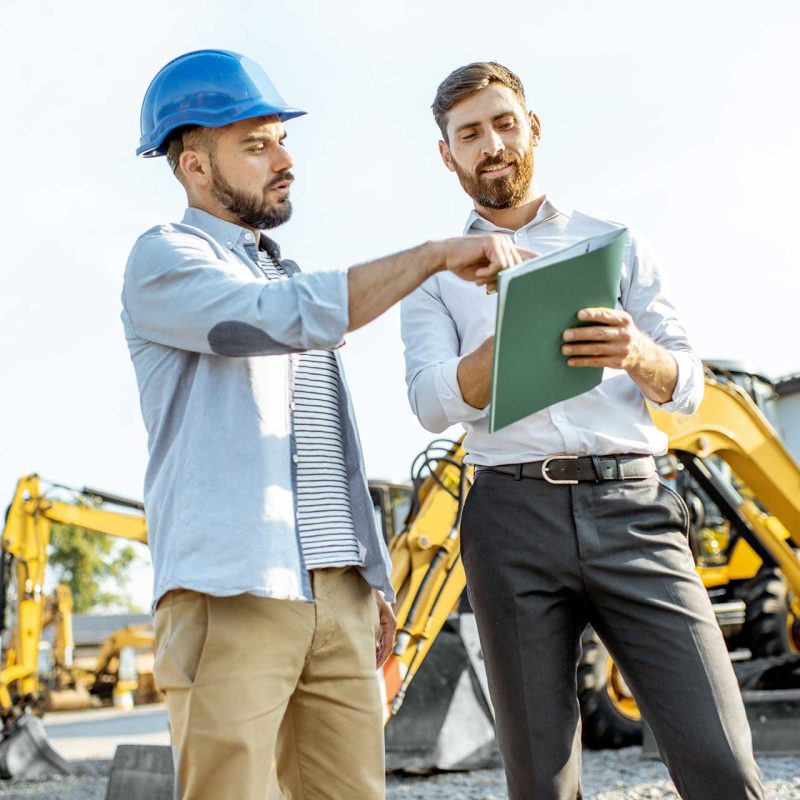 builder-with-a-sales-consultant-at-the-shop-with-h-DJCDZP4.jpg